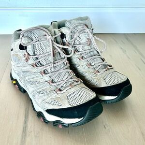 Merrell Women's Tan and Black Hiking Boots NWOT - size 8.5